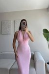 Pembe Uzun Boyundan Bağlamalı Gofre Kumaş Arkası Yırtmaçlı Elbise