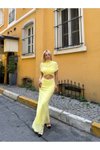 Sarı Uzun Büzgülü Etekli Göbeği Açık Dekolteli Tül Abiye Elbise
