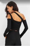 Siyah Asimetrik Omuz Ve Göğüs Detay Uzun Kollu Cutout Crop Parmak Geçme Bluz