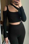 Siyah Asimetrik Yaka Uzun Kol Crop Top Atlet Cut Out Örme Bluz
