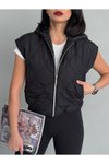 Siyah Cepli Kapitone Kapüşonlu Crop Yelek