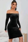 فستان أسود ميدي بكتفين مكشوفين وأكمام طويلة من المخمل