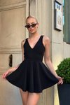 Siyah Mini Sırt Dekolteli Sıfır Kol Şortlu Elbise
