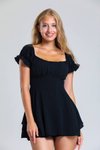 Siyah Mini Volan Etek Detaylı Kısa Şortlu Tulum – Kare Yaka Karpuz Kol Yazlık Fit Kesim Elbise