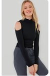 Siyah Omuz Detay Yarım Balıkçı Cut Out Esnek Bluz