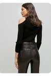 Siyah Omuz Detay Yarım Balıkçı Cut Out Esnek Bluz