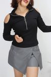 Siyah Omuzları Açık Fermuarlı Kaşkorse Body Bluz