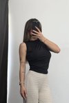 Siyah Sıfır Kol Drapeli Crop Bluz