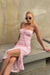 Toz Pembe Midi Askılı Lisa Çiçek Desen Elbise