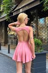 Toz Pembe Mini Sırt Dekolteli Sıfır Kol Şortlu Elbise