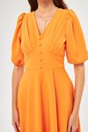 Turuncu Midi Balon Kol V Yaka Korsaj Kemer Detay Süs Düğmeli Göğüs Pileli Dokuma Dökümlü Kumaş Abiye Elbise