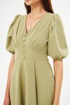 Yağ Yeşili Midi Balon Kol V Yaka Korsaj Kemer Detay Süs Düğmeli Göğüs Pileli Dokuma Dökümlü Kumaş Abiye Elbise