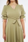 Yağ Yeşili Midi Kruvaze Yaka Büzgülü Kısa Kol Kolları Lastikli Kuşaklı Elbise
