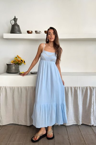 فستان أزرق فاتح طويل بحمالات وتصميم أمامي