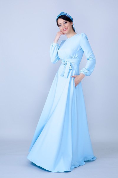 فستان سهرة محجبات بحزام وتفاصيل كشكش من القماش المنسوج بياقة مستديرة طويلة باللون الأزرق الفاتح