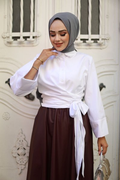 قميص بتفاصيل شريط أبيض