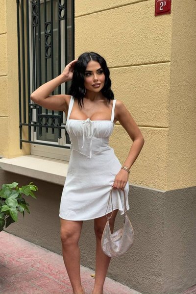 Beyaz Mini Askılı Drapeli Aerobin Büzgü Detaylı Astarlı Elbise