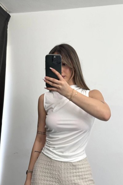 Beyaz Sıfır Kol Drapeli Crop Bluz