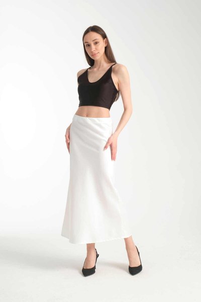 تنورة قماش ساتان طويلة بيضاء