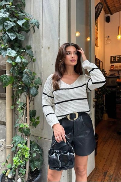 Beyaz V Yaka Çizgili Standart Kazak