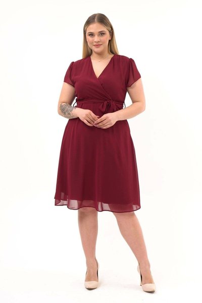 فستان شيفون ميدي بكسرات وياقة متقاطعة بلون بوردو