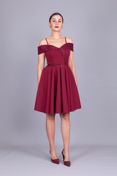 Bordo Mini Askılı Düşük Omuz Kareli Payet Detay Kloş Abiye Elbise