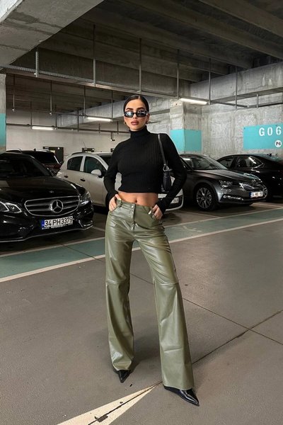 بنطلون جلد بتصميم بالازو أخضر صنوبري