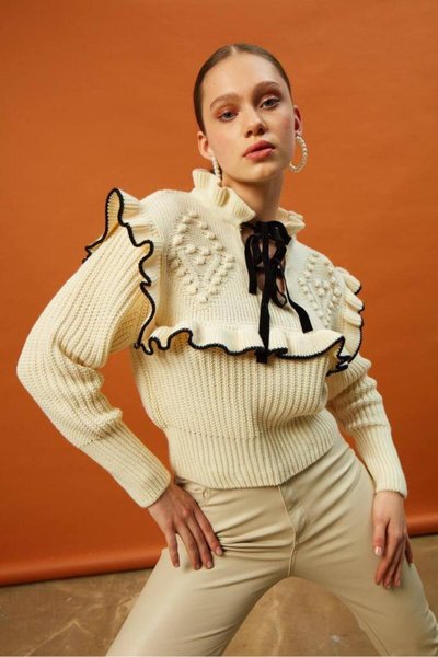 Ekru Bağlama Detay Fırfır Nostalji Kazak