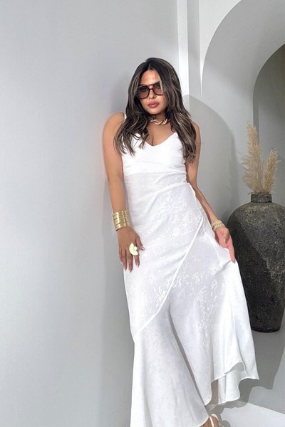 فستان إيكرو طويل من الجاكار الفيسكوزي بكشكشة