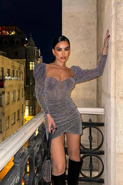 فستان سهرة فضي ميني بأكمام بالون وتفاصيل كورسيه