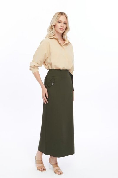 تنورة قلم من نسيج بولي فيسكوز بتفاصيل جيوب طويلة باللون الزيتي