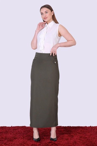 تنورة قلمية بتفاصيل أزرار طويلة باللون الزيتي