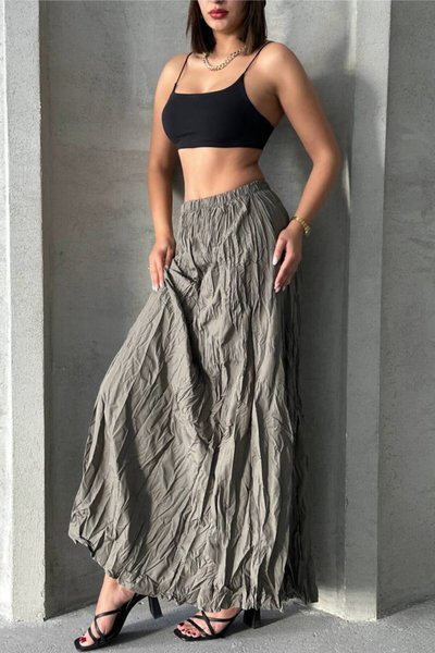 تنورة طويلة مجعدة باللون الزيتي