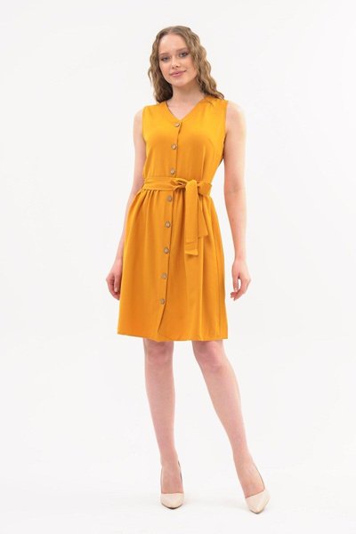 فستان خردلي متوسط الطول مع تفاصيل ربط وياقة على شكل V مع أزرار