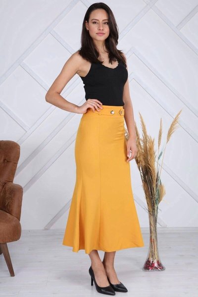 تنورة سمكة طويلة موسمية بزرار وتفاصيل كتف لون خردل