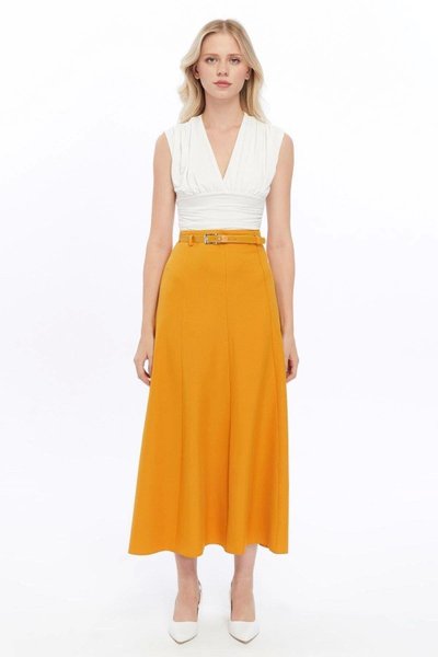 تنورة واسعة موسمية طويلة بالخردل مع تفاصيل حزام مقسمة