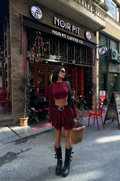 طقم هوليوود الأحمر روي بتنورة متعددة الطبقات من قطعتين