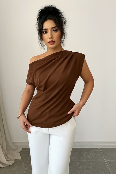 بلوزة بلون بني من قماش سكوبا كريب بتفصيل كتف واحد