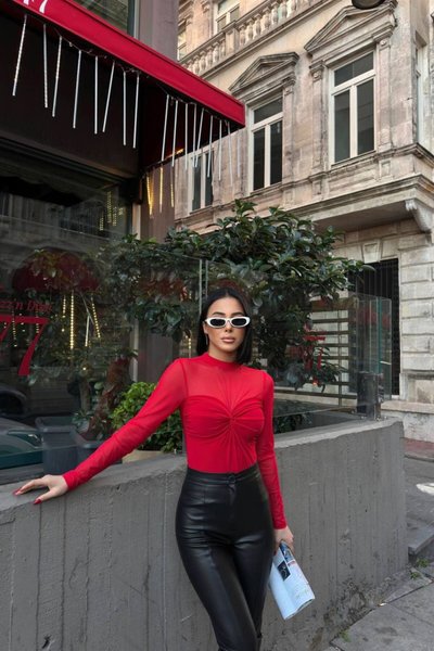 Kırmızı Önü Burgulu Tül Crop Bluz