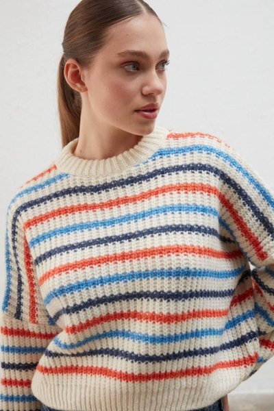 كنزة مخططة كريمية بقصّة واسعة وخفيفة ملونة