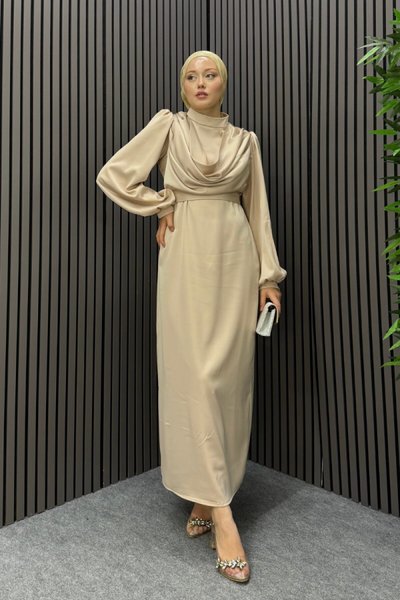 فستان سهرة كريمي بتصميم درابيه للمحجبات