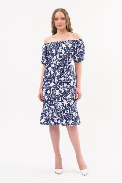 فستان أزرق متوسط الطول بياقة قارب مع تفاصيل متموجة وصيفية