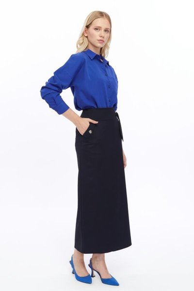 تنورة قلم بوليفيسكون زرقاء طويلة بتفاصيل جيب موسمية