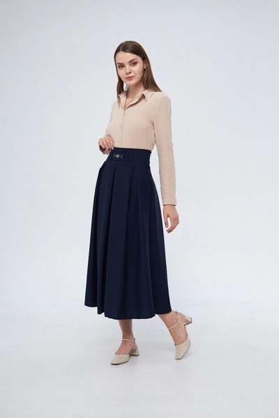 تنورة كلوش موسمية طويلة زرقاء داكنة بتفاصيل إكسسوارات معدنية