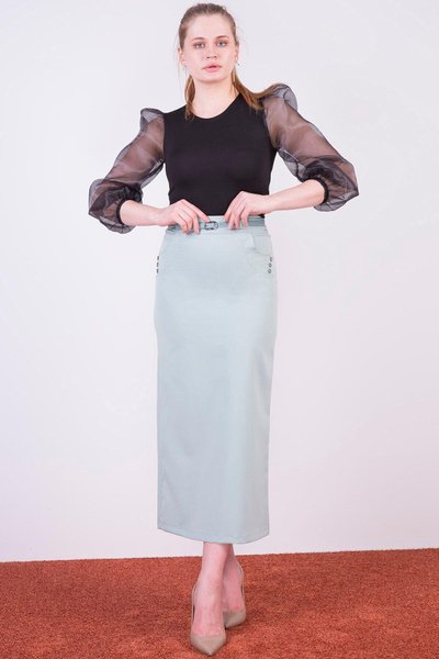 تنورة قلمية بطول متوسط مع حزام طويل وجيوب زينة