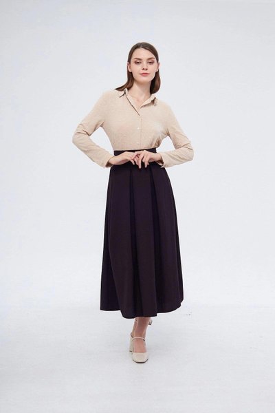 تنورة أرجوانية موسمية بتفاصيل إكسسوارات معدنية طويلة