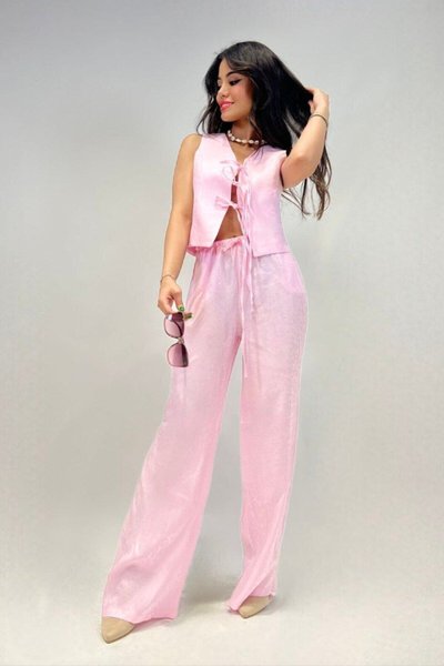 طقم من قطعتين: فيست كتان وردي برباط وبنطلون بالازو بخصر عالٍ مع حزام رفيع