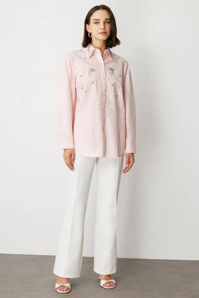 قميص مزين بحجر وردي