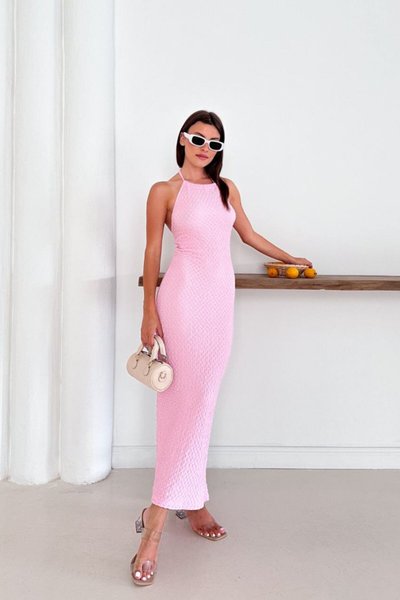 Pembe Uzun Boyundan Bağlamalı Arkası Yırtmaçlı Gofre Elbise