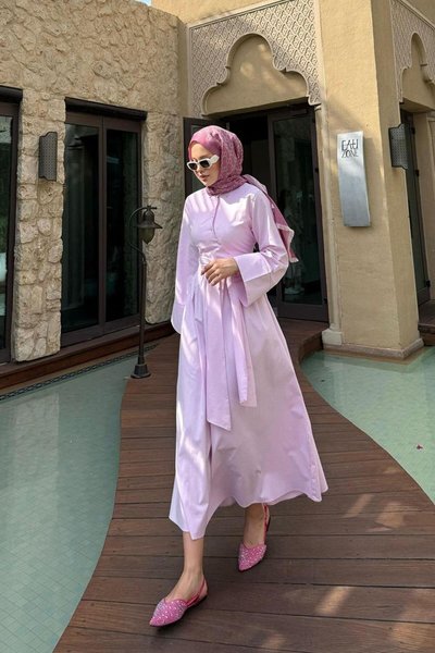 Pembe Yandan Çapraz Bağlamalı Tesettür Elbise